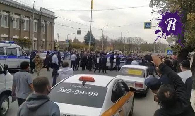 Во Владикавказе 500 человек вышли на сход против самоизоляции и власти - readovka.news - респ. Алания - Владикавказ