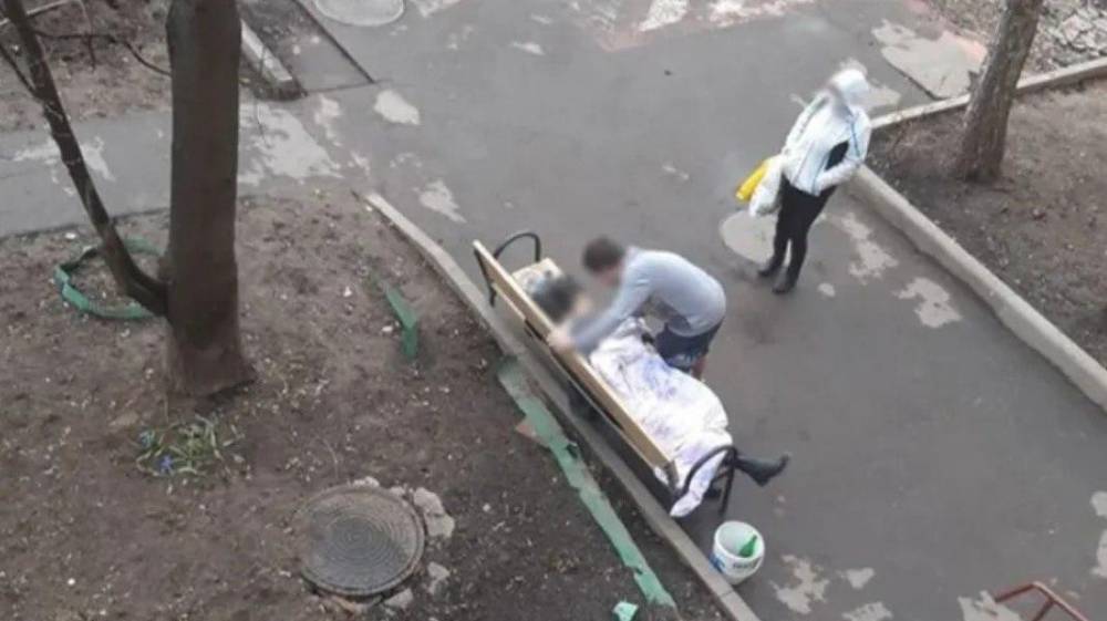 Столичные врачи установили причину смерти женщины у подъезда жилого дома - vm.ru - Москва