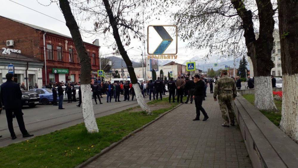 Вячеслав Битаров - К участникам схода во Владикавказе вышел глава республики; люди возмущены, что его ресторан продолжает работать, несмотря на карантин - theins.ru - Владикавказ