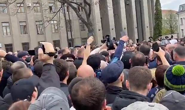 Вячеслав Битаров - Жители Владикавказа вышли на стихийный митинг против режима самоизоляции - og.ru - респ. Алания - Владикавказ
