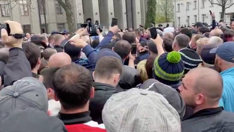 Вячеслав Битаров - Во Владикавказе начали задерживать протестующих против режима самоизоляции - newizv.ru - Владикавказ