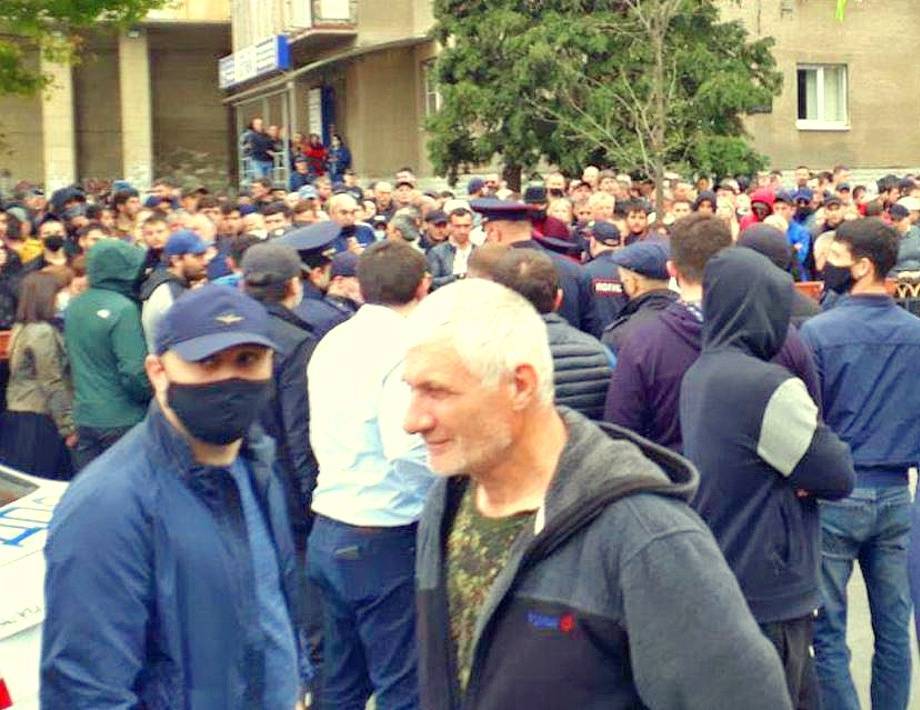 Вячеслав Битаров - Начались протесты против самоизоляции. Несанкционированный митинг во Влвдикавказе - newsland.com - респ. Алания - Владикавказ