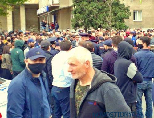 Вячеслав Битаров - Начались протесты против самоизоляции. Несанкционированный митинг во Влвдикавказе - novostidnya24.ru - респ. Алания - Владикавказ