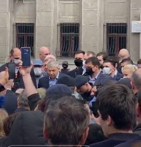 Вячеслав Битаров - Глава Северной Осетии вышел к митингующим против режима самоизоляции. Его освистали - znak.com - респ. Алания - Владикавказ