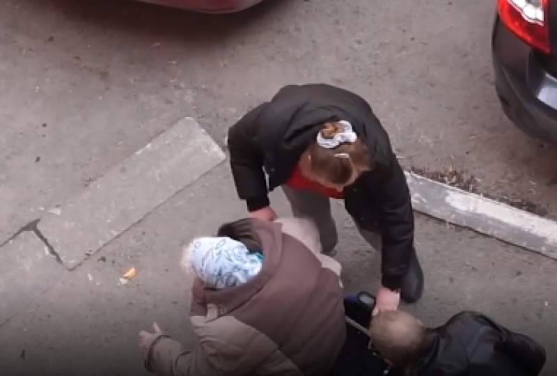 "Ты притворяешься": в Тюмени сиделка избила бабушку-инвалида на улице - dayonline.ru - Тюмень