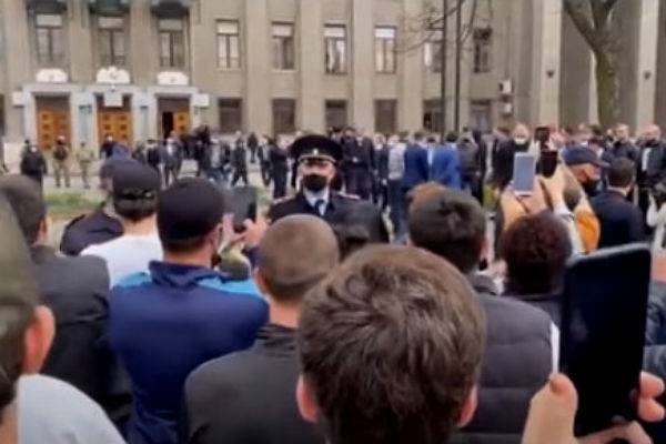 Вячеслав Битаров - Михаил Скоков - Жители Владикавказа вышли на митинг против самоизоляции - trud.ru - Россия - респ. Алания - Владикавказ
