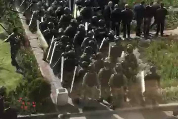 Вячеслав Битаров - Во Владикавказе ОМОН начал разгон стихийного митинга против самоизоляции - mk.ru - Владикавказ