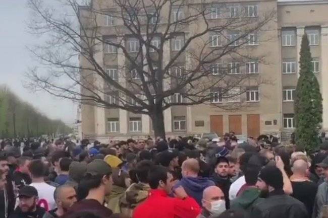 Вячеслав Битаров - «Не безумие, а отчаяние»: депутат о митингах протеста против самоизоляции - infox.ru - Владикавказ
