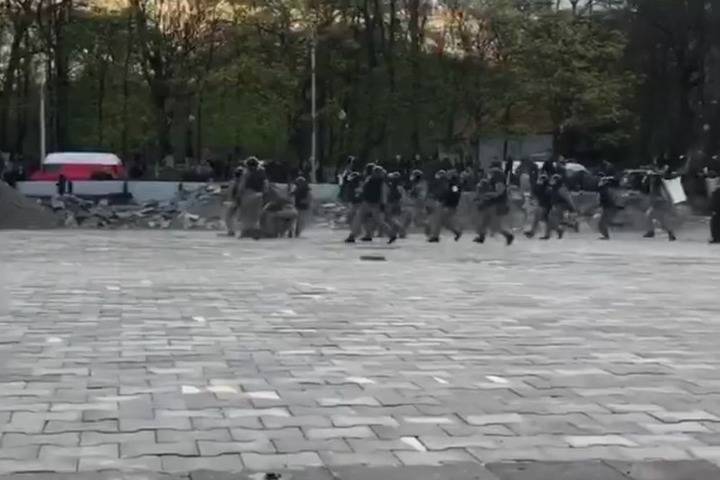 Вячеслав Битаров - Во Владикавказе демонстранты начали закидывать ОМОН камнями - mk.ru - Владикавказ