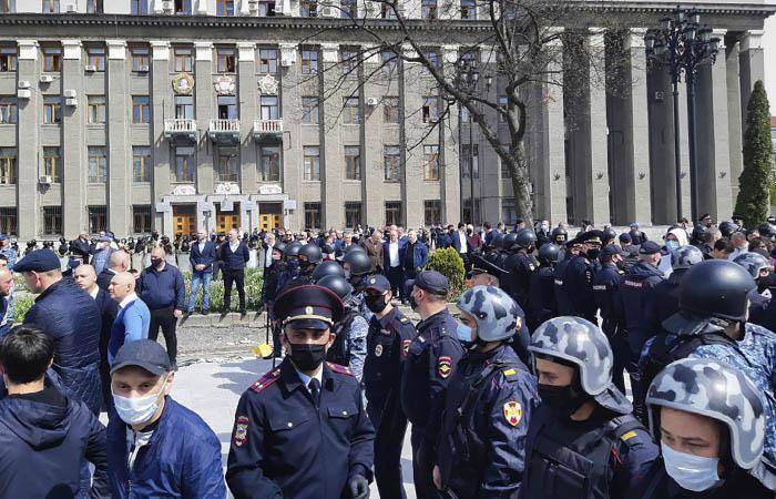 Вячеслав Битаров - Вадим Чельдиев - Во Владикавказе протестующие против самоизоляции закидали полицейских камнями - newsrussia.media - респ. Алания - Владикавказ