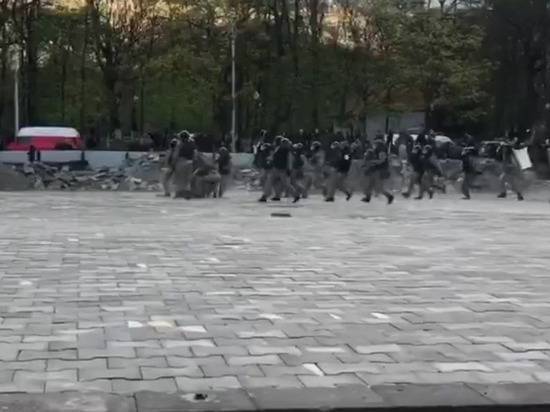 Вячеслав Битаров - Во Владикавказе демонстранты начали закидывать ОМОН камнями - newtvnews.ru - Владикавказ