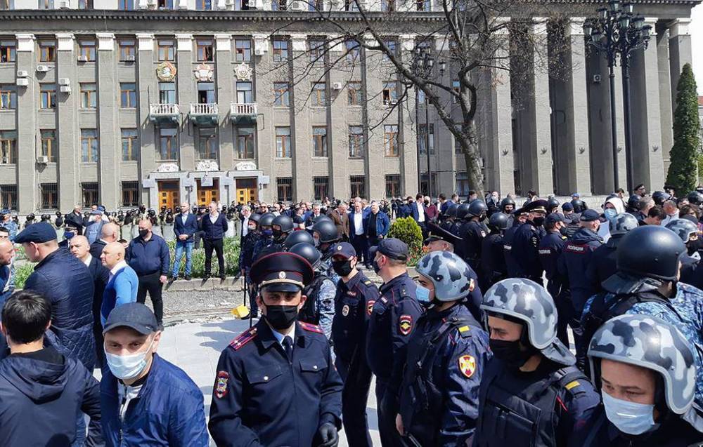 Во Владикавказе ОМОН вытеснил протестующих и оцепил площадь перед зданием администрации - theins.ru - Владикавказ