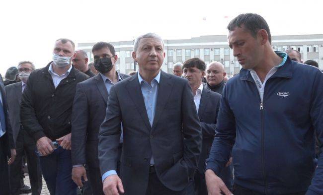 Вячеслав Битаров - Неверящих в коронавирус митингующих вытеснили из центра Владикавказа - eadaily.com - респ. Алания - Владикавказ