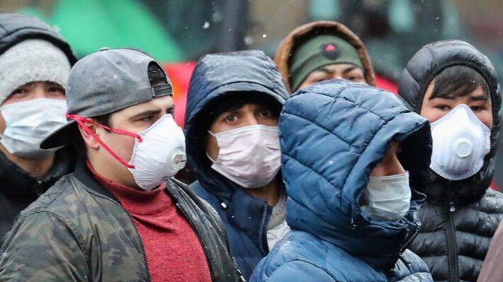 Владимир Путин - Вадим Коженов - Коронавирус оставил тысячи трудовых мигрантов на обочине жизни - polit.info - Россия