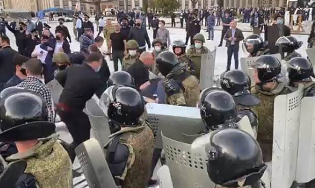 Вадим Чельдиев - Во Владикавказ из-за стихийной акции протеста перебрасывают дополнительные полицейские силы - og.ru - респ. Алания - Владикавказ