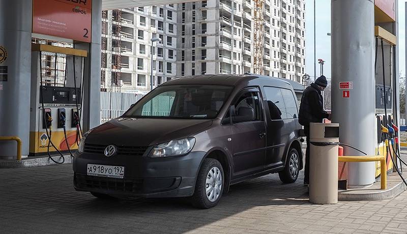 В России упали оптовые цены на бензин - tvc.ru - Россия - Санкт-Петербург