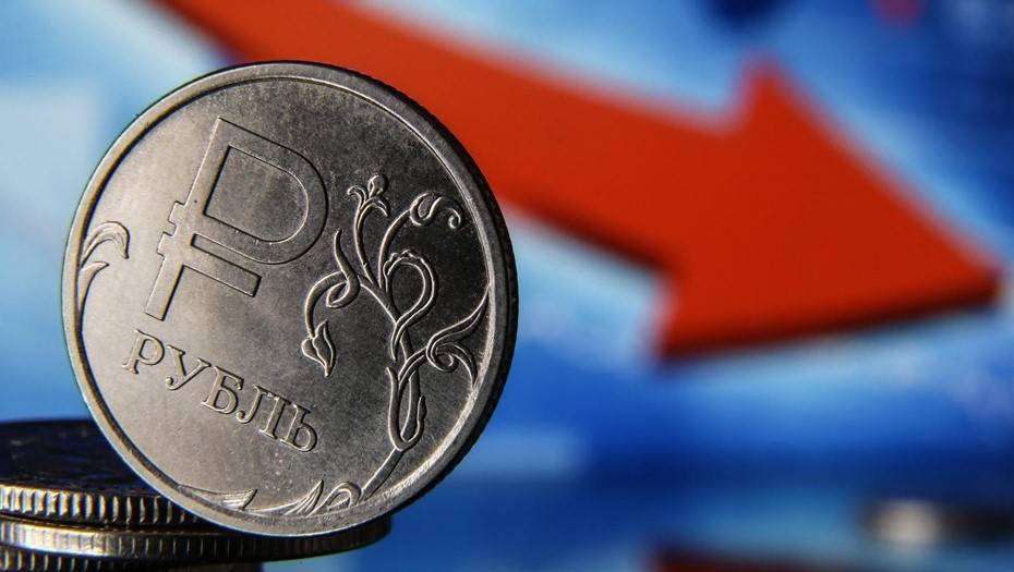 Рубль снижается к доллару и евро после исторического обвала цен на нефть - dp.ru - США