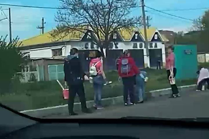 Власти города в Кабардино-Балкарии вывели людей из самоизоляции на субботник - mk.ru - респ. Кабардино-Балкария - Власть