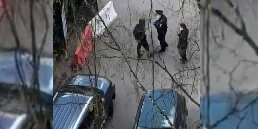В Москве засняли, как полицейский жестоко избивает предполагаемого нарушителя самоизоляции - ruposters.ru - Москва