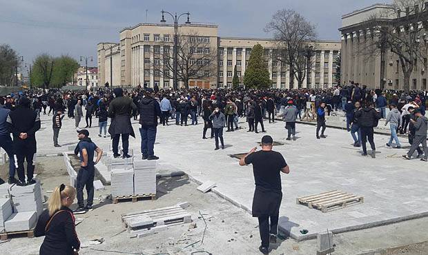 Вячеслав Битаров - В Северной Осетии после стихийного митинга власти начали выплачивать людям деньги - og.ru - респ. Алания - Владикавказ