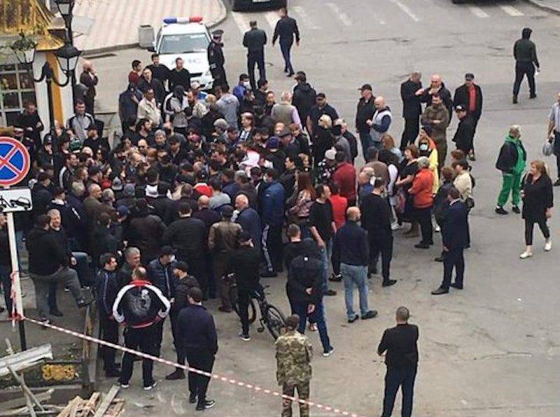 Вячеслав Битаров - Протестующие вынудили главу Южной Осетии «раскошелиться» на социальные выплаты - bloknot.ru - респ. Алания - респ. Южная Осетия - Владикавказ