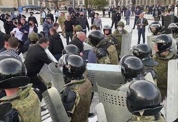 Вадим Чельдиев - В Северной Осетии люди митингуют против самоизоляции. Мы поговорили с протестующими и властью - znak.com - Санкт-Петербург - респ. Алания
