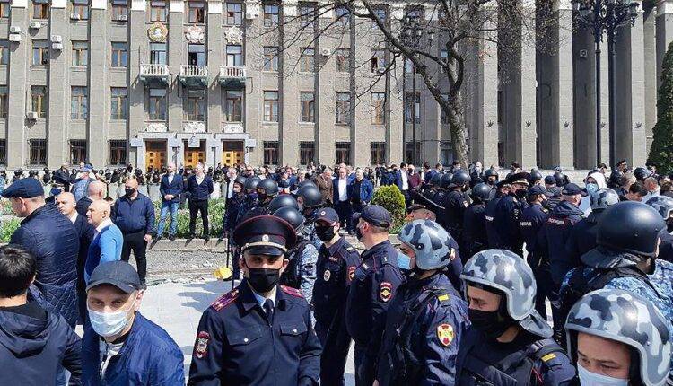 Вадим Чельдиев - Призывавшего к митингам во Владикавказе певца оштрафовали на 75 тыс. рублей - newtvnews.ru - респ. Алания - Пятигорск - Владикавказ