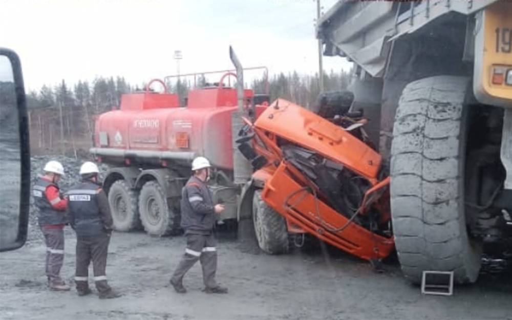 Нелепое происшествие - БЕЛАЗ нечаянно наехал на КАМАЗ - zr.ru - Свердловская обл.