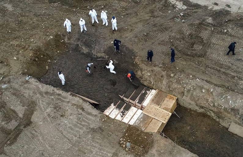 Фото братской могилы успело попасть в Сеть, прежде чем полиция Нью-Йорка захватила беспилотник - bloknot.ru - США - Нью-Йорк - Нью-Йорк