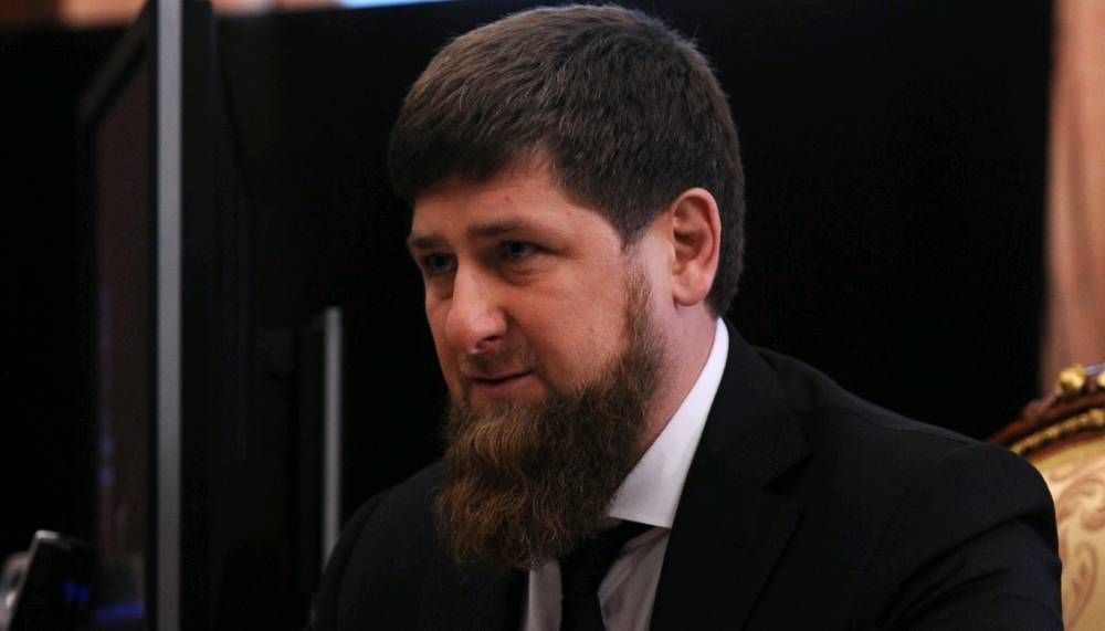 Рамзан Кадыров - Кадыров побрился наголо в ответ на просьбы разрешить работать парикмахерским - vm.ru - респ. Чечня