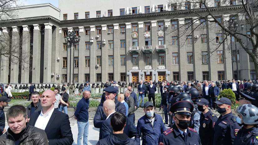 Суд отправил под арест 14 участников митинга во Владикавказе - russian.rt.com - респ. Алания - Ленинск - Советск - Владикавказ