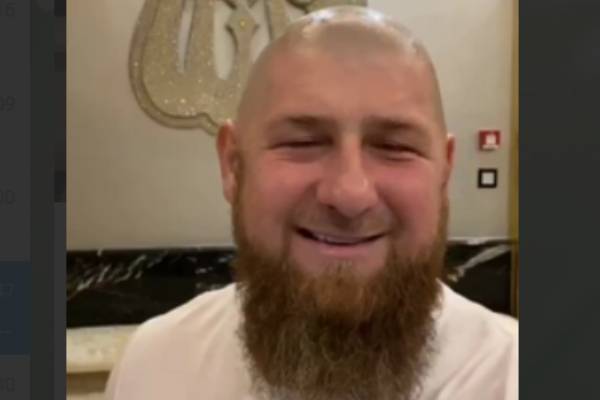 Рамзан Кадыров - Кадыров в ответ на просьбу открыть парикмахерские побрился налысо - trud.ru - респ. Чечня