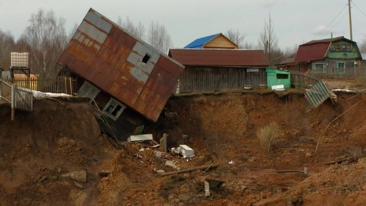 Гигантский оползень натворил бед в одной из деревень Пермского края - vesti.ru - Пермский край