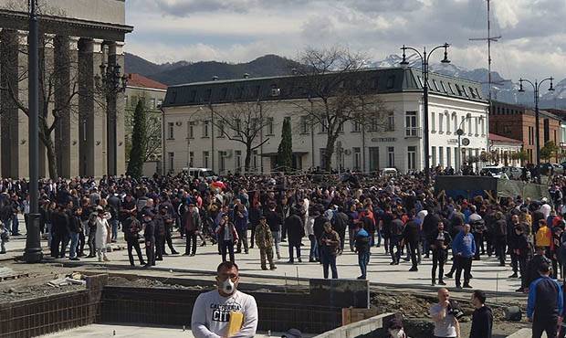 Вячеслав Битаров - Во Владикавказе суд арестовал 14 участников стихийного митинга против режима самоизоляции - og.ru - респ. Алания - Владикавказ