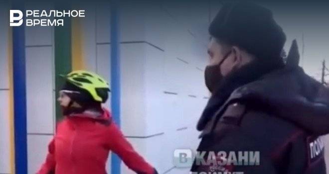 В Казани муж бросил жену, когда ее остановили полицейские для проверки пропуска — видео - realnoevremya.ru - Казань - Татарстан