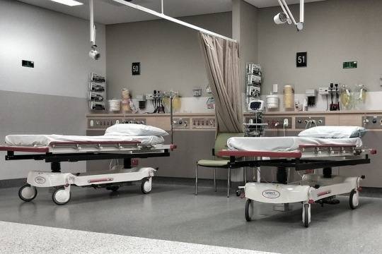 Пациенты с гепатитом и онкозаболеваниями пожаловались на нехватку мест в больницах из-за коронавируса - versia.ru - Россия