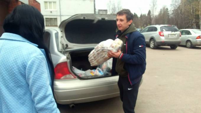 Мужчина передал продукты волонтерам поселка Советский - piter.tv - р-н Выборгский - Советский