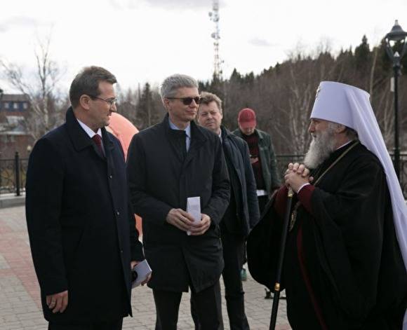 РПЦ в Югре, не закрыв храмы на Пасху, после проведения служб подарила властям аппараты ИВЛ - znak.com - Югра