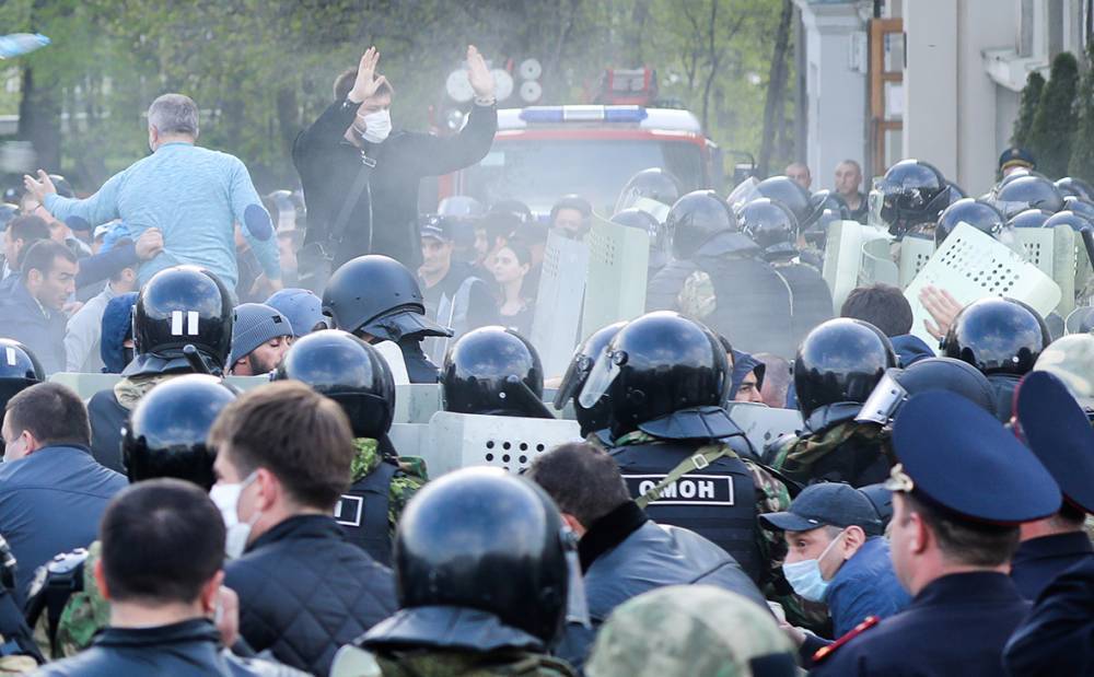 СКР возбудил дела о нападении на 13 сотрудников МВД во время митинга во Владикавказе - newsland.com - Россия - респ. Алания - Владикавказ - Следственный Комитет