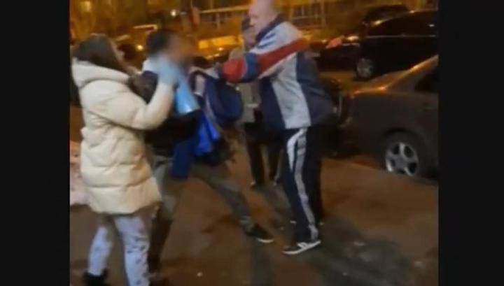 Ирина Волк - Москвич пырнул ножом вступившегося за девушку соседа по подъезду - vesti.ru