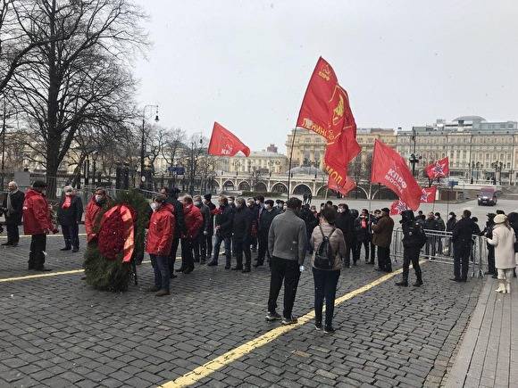 Валерий Рашкин - Владимир Ленин - Коммунисты в юбилей Ленина провели у Мавзолея массовую акцию, несмотря на ограничения - znak.com - Москва - Россия