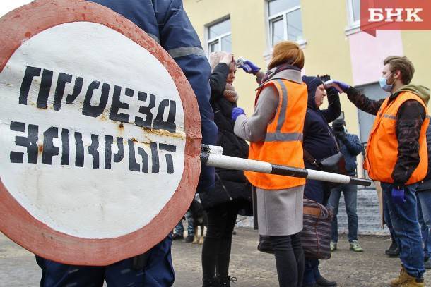 Виктор Бобыря - Закрытые двери, полицейские с собакой и термометр у лба: как на сыктывкарском вокзале встречают прибывающих пассажиров - bnkomi.ru - респ. Коми