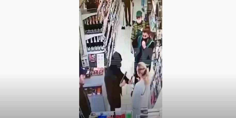 Бывшие сотрудники полиции пытались купить водку с помощью ксивы и пистолета - ruposters.ru