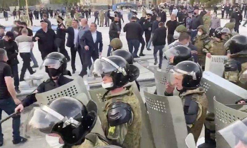 СК завел дело о насилии над полицейскими на митинге против самоизоляции во Владикавказе - bloknot.ru - респ. Алания - Владикавказ - Следственный Комитет - Протесты