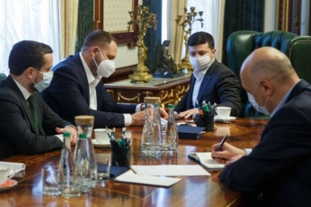 Владимир Зеленский - Зеленский раскритиковал медицинскую реформу на Украине: Просроченные маски - mk.ru - Украина