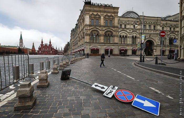 Петр Бирюков - Сильный ветер повалил в Москве более 130 деревьев и повредил свыше 20 машин - interfax.ru - Москва
