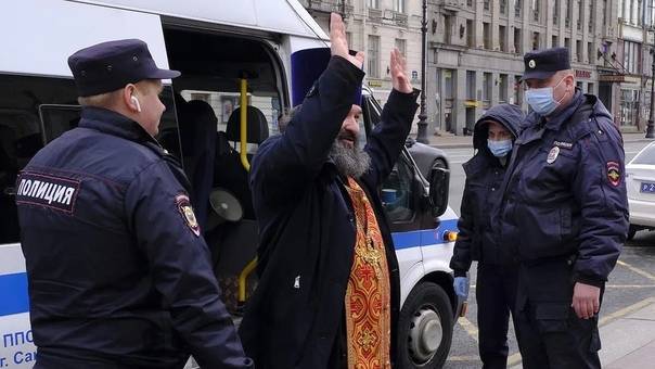 Валерий Иванов - Экс-священника, оштрафованного за крестный ход во время пандемии, избили приставы - theins.ru - Санкт-Петербург