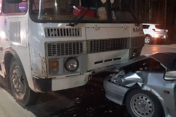 В Эжве неопытный водитель ВАЗа въехала в автобус - bnkomi.ru - Сыктывкар
