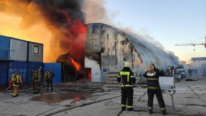Видео: МЧС стянуло силы для тушения пожара на складе с краской на юге Петербурга - 5-tv.ru - Санкт-Петербург