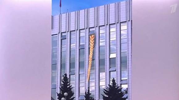 Иван Ургант - Александр Моора - Ургант пошутил над тюменским губернатором, который пообещал не стричься до конца карантина - znak.com - Тюмень - Тюменская обл.